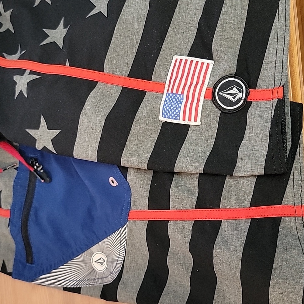 Volcom Black and White Checkered Flag Board Shorts 34 - Picture 4 of 7